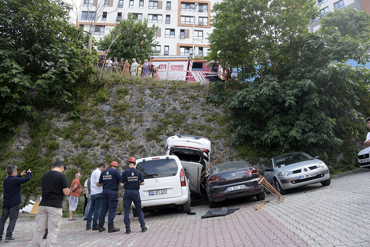 YAKLAŞIK 8 METRE YÜKSEKLİKTEN ALT SOKAĞA UÇTU<br>Demir korkulukları aşan otomobil, yaklaşık 8 metre yükseklikten alt yolda park halindeki 2 otomobilin üzerine uçtu. Otomobilin içinde bulunan Beyza Karamuk'un arkadaşı kazayı hafif yaralarla atlattı. İhbar üzerine olay yerine sağlık, polis ve itfaiye ekipleri sevk edildi. Kazayı hafif yaralarla atlatan Karamuk ve arkadaşı, sağlık ekiplerinin olay yerinde yaptığı ilk müdahalenin ardından hastaneye kaldırıldı. Yaralıların hastanede yapılan tedavilerinin ardından taburcu edildikleri öğrenildi. 