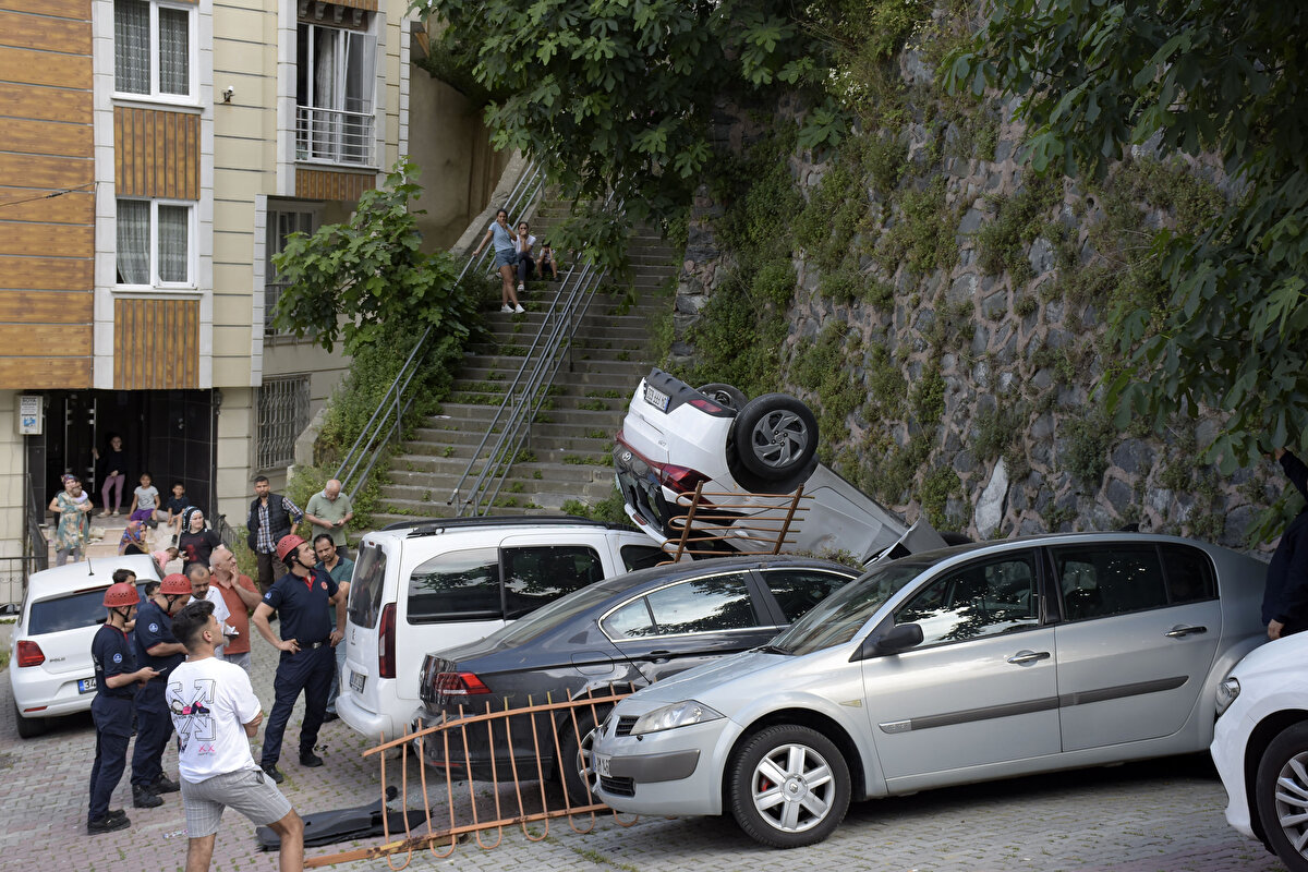 "KADININ OTOMOBİLDEN ATLADIĞINI GÖRDÜK"<br>Sokak sakinlerinden Cahit Kuru, "Yukarıdan aşağıya doğru araç gelirken, artık freni mi patladı, kontrolünü mü kaybetti bilmiyorum. Bariyerlere geldiği zaman kadın otomobilden atladığını gördük. Araba yukarıdan aşağıya düştü. Araçtakini de zaten sağ salim çıkarttık" dedi. Kazayı gördüğünü ifade eden Erhan Tanboğa ise "Araba yukarıdan geliyordu, ilk önce bir araca çarptı,  sonra arkasıyla şu arabaya çarptı. Daha sonra dönerken duvara vurdu, sonra kadın arabadan kendini attı. Sonra araba döndü bariyerlerden aşağı düştü. Kadın şofördü, durumu iyiydi" diye konuştu.