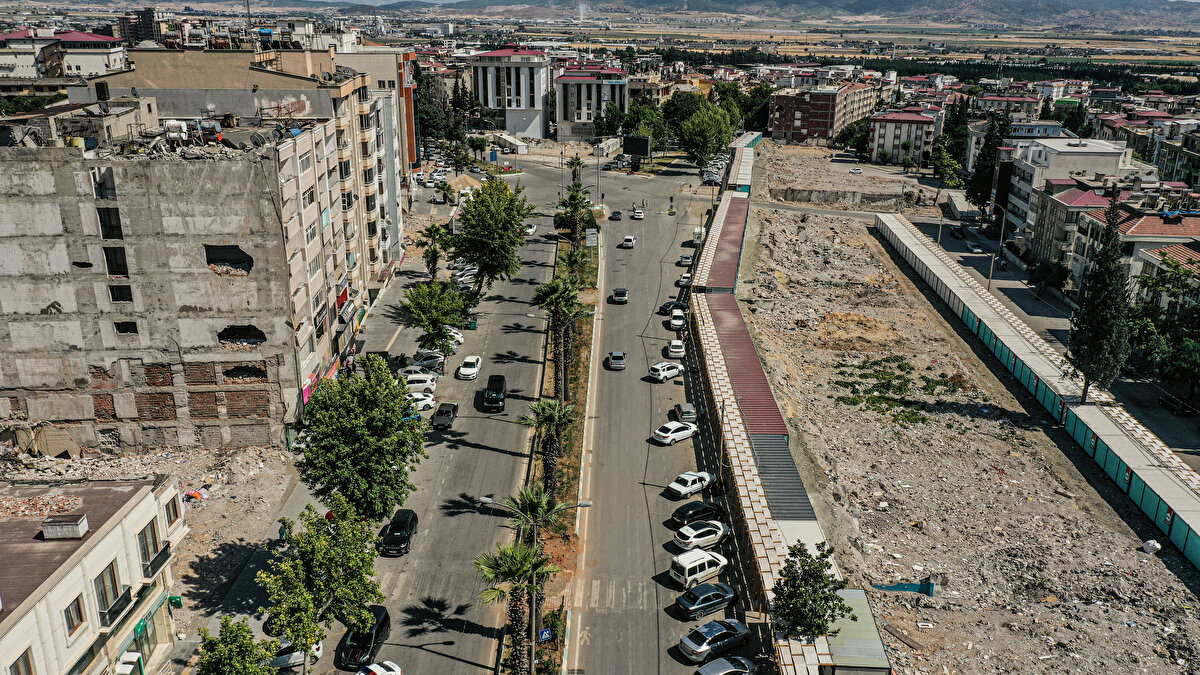6 Şubat'ta yaşanan depremde hayatını kaybedenlere Allah'tan rahmet dileyen Alagöz, depremde caddenin mahşer yeri haline döndüğünü söyledi.<br>