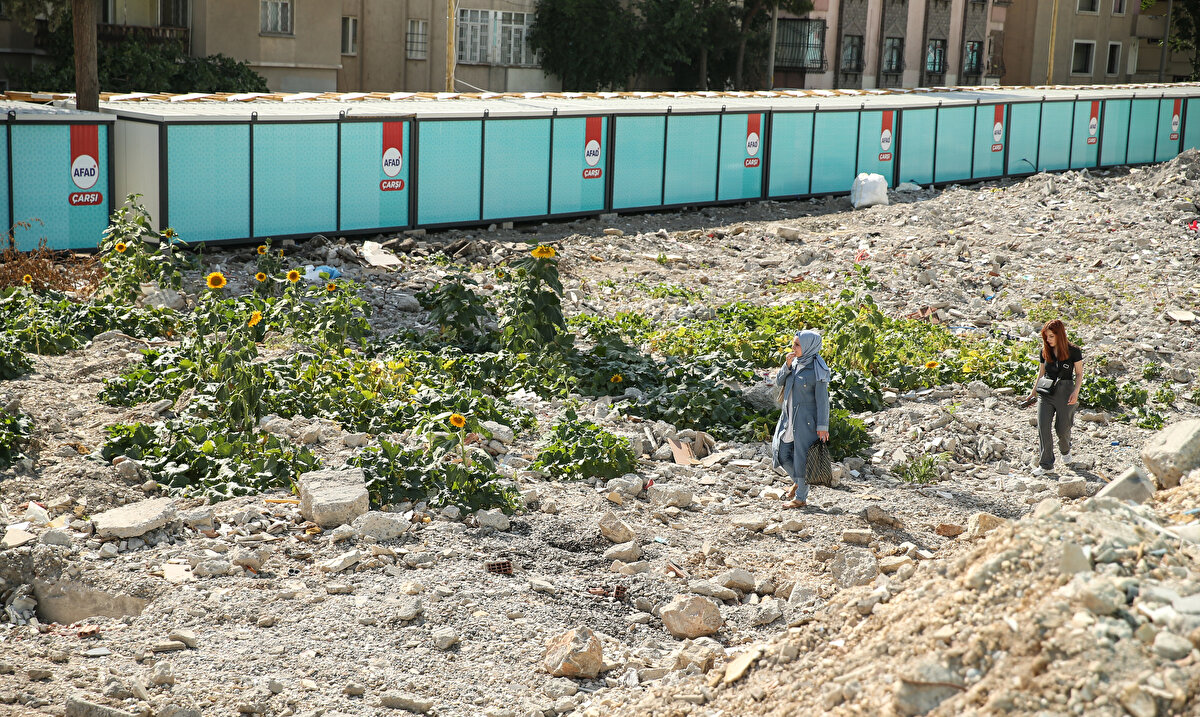 Alagöz, depremlerde kuruyemiş dükkanın bulunduğu apartmanın yıkıldığını anlatarak, şöyle konuştu:<br><br>"Depremden sonra geldik, konteynerde yeniden çalışmaya başlayacağız Allah'ın izniyle. Yıkılan dükkanımın olduğu yerde ayçiçeği, kabak çekirdeği açmış. Çünkü çekirdekler çiğ olduğu için toprakla bir araya gelince filizleniyor. Bu çiçeklerin filizlenmesi bir umut veriyor. 20 yıllık emeğimiz buraydı. Allah bir daha yaşatmasın. Kolay bir durum değil. Tekrardan yeniden ayağa kalkmayı düşünüyoruz Allah nasip ederse. 20 yıllık emeğimizin üzerinde ayçiçekleri ve kabak çekirdekleri filizlendi."<br>