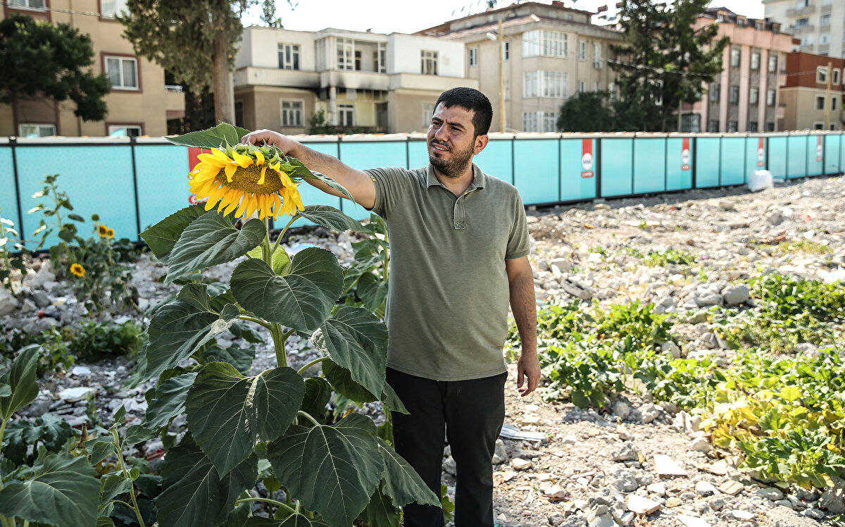  "Çiçekleri görünce tebessüm ve hüzünle baktım"<br><br>İş yeri yıkılan ve şu an konteynerde giyim sektöründe hizmet veren esnaflardan Kanber Palta da Trabzon Bulvarı'nın şehrin simge caddelerinden biri olduğunu söyledi.