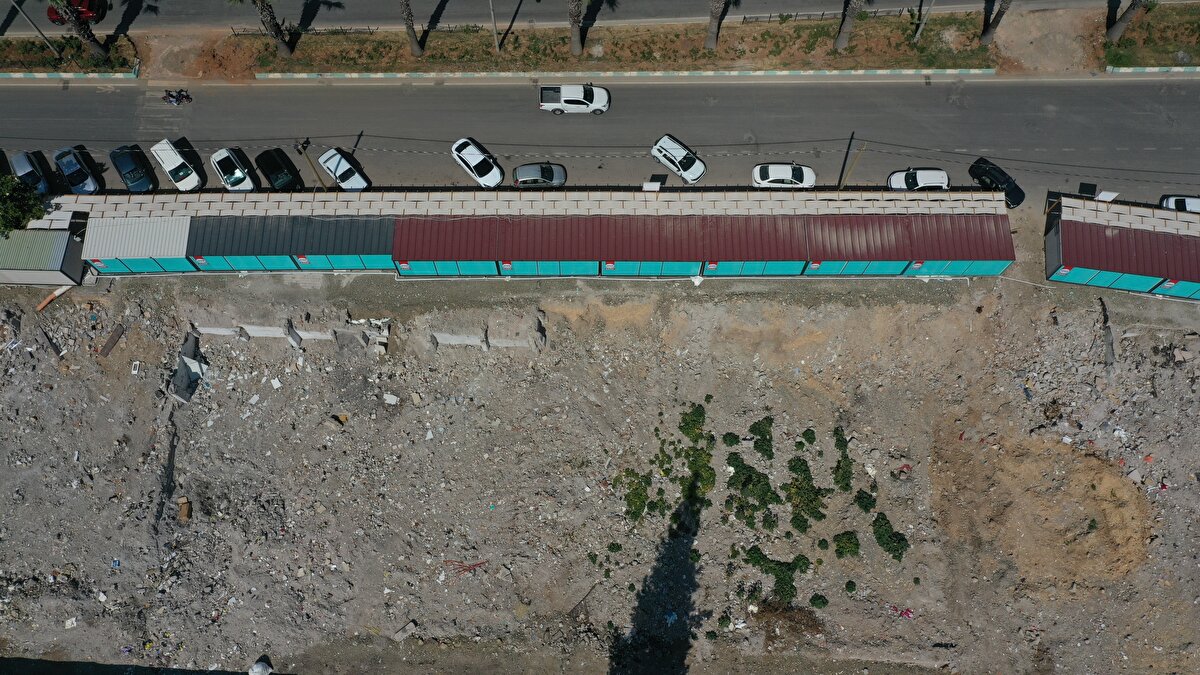 Depremde kuruyemiş dükkanı yıkılıp konteynerde hizmet veren Kemal Alagöz, AA muhabirine, 20 yıldan beri Trabzon Bulvarı'nda esnaflık yaptığını dile getirdi.<br>