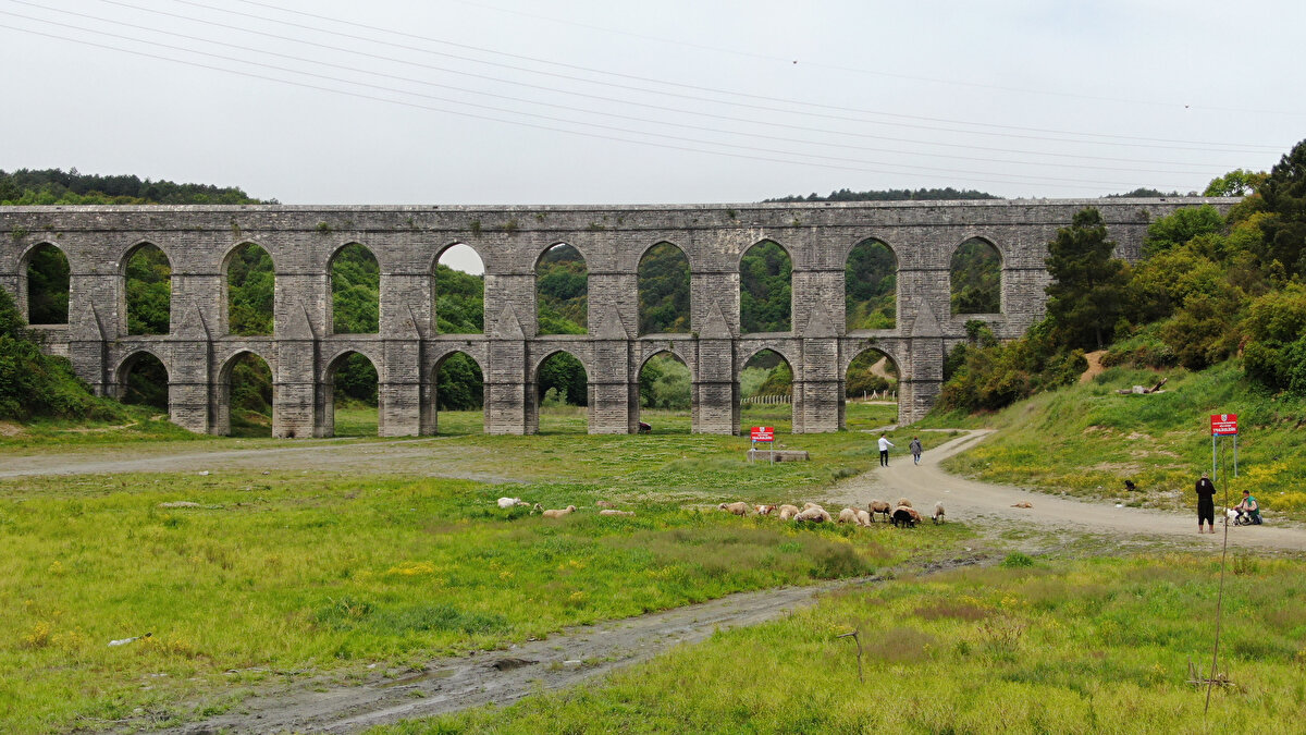 ALİBEYKÖY BARAJINDA BİR ÇOK ALANDA KEÇİLER VE KOYUNLAR OTLUYOR<br>İstanbul'un önemli barajlarından Alibeyköy barajı da bu durumdan nasibini aldı. Kurak geçek kış dönemi sırasında yüzde 10'lara düşen ancak daha sonra yağışlarla yükselen doluluk oranı bugün itibariyle yüzde 25.62 olarak ölçüldü. Alibeyköy barajında daha önceden balıkların yüzdüğü alanlar tamamen kururken, artık keçiler ve koyunların otladığı alanlar haline geldi.
