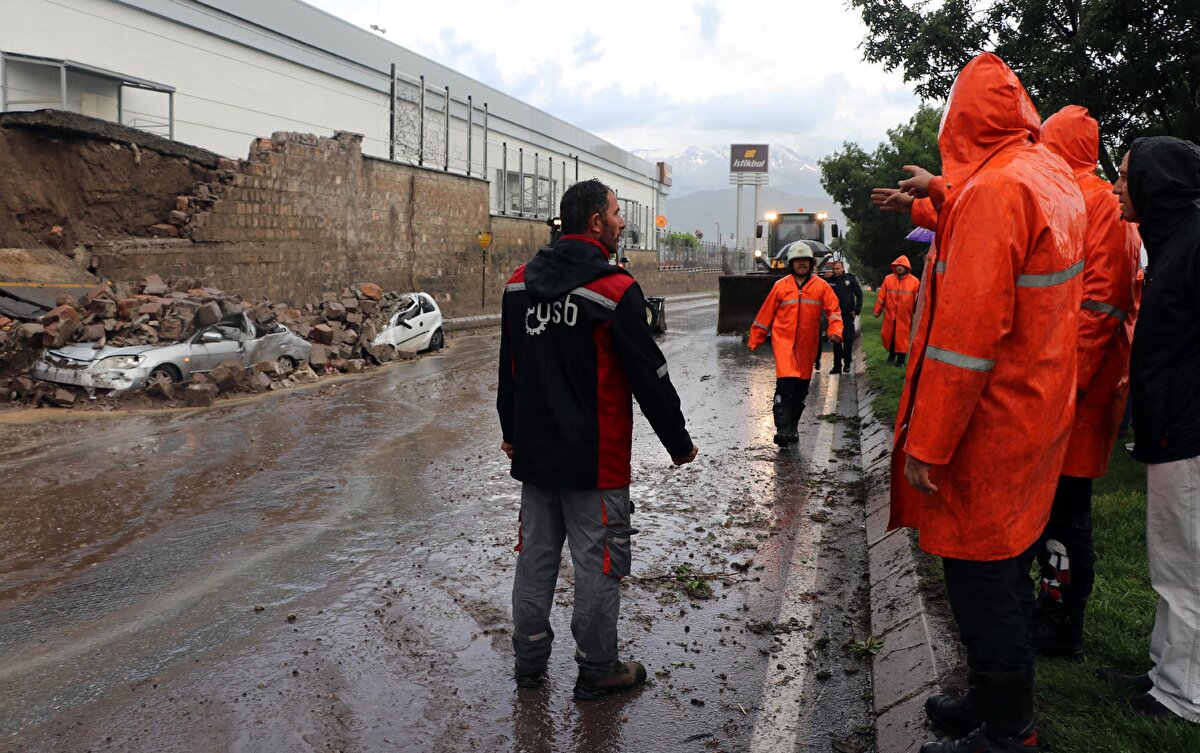 Park halinde bulunan 3 araç, çöken istinat duvarının altında kaldı.<br><br>