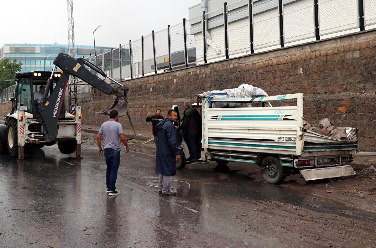 Araçlar kullanılamaz hale geldi.<br><br>