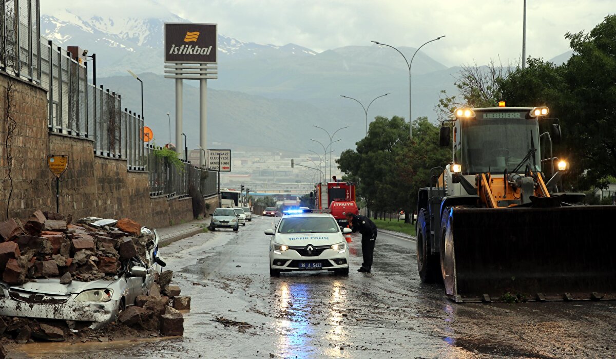 Sağanak nedeniyle yollarda su birikintisi meydana gelirken, Organize Sanayi Bölgesi 6'ncı Cadde'de bulunan bir iş yerinin istinat duvarı çöktü.<br><br>