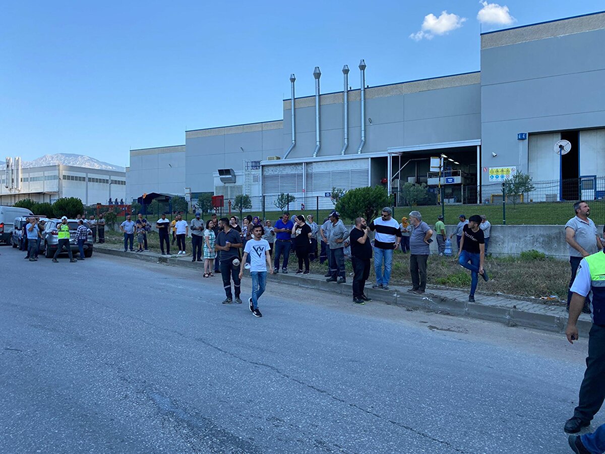 Depodaki plastik ve kimyasal atıkların alev almasıyla çıkan yangın, bir süre sonra tesise de sıçradı.