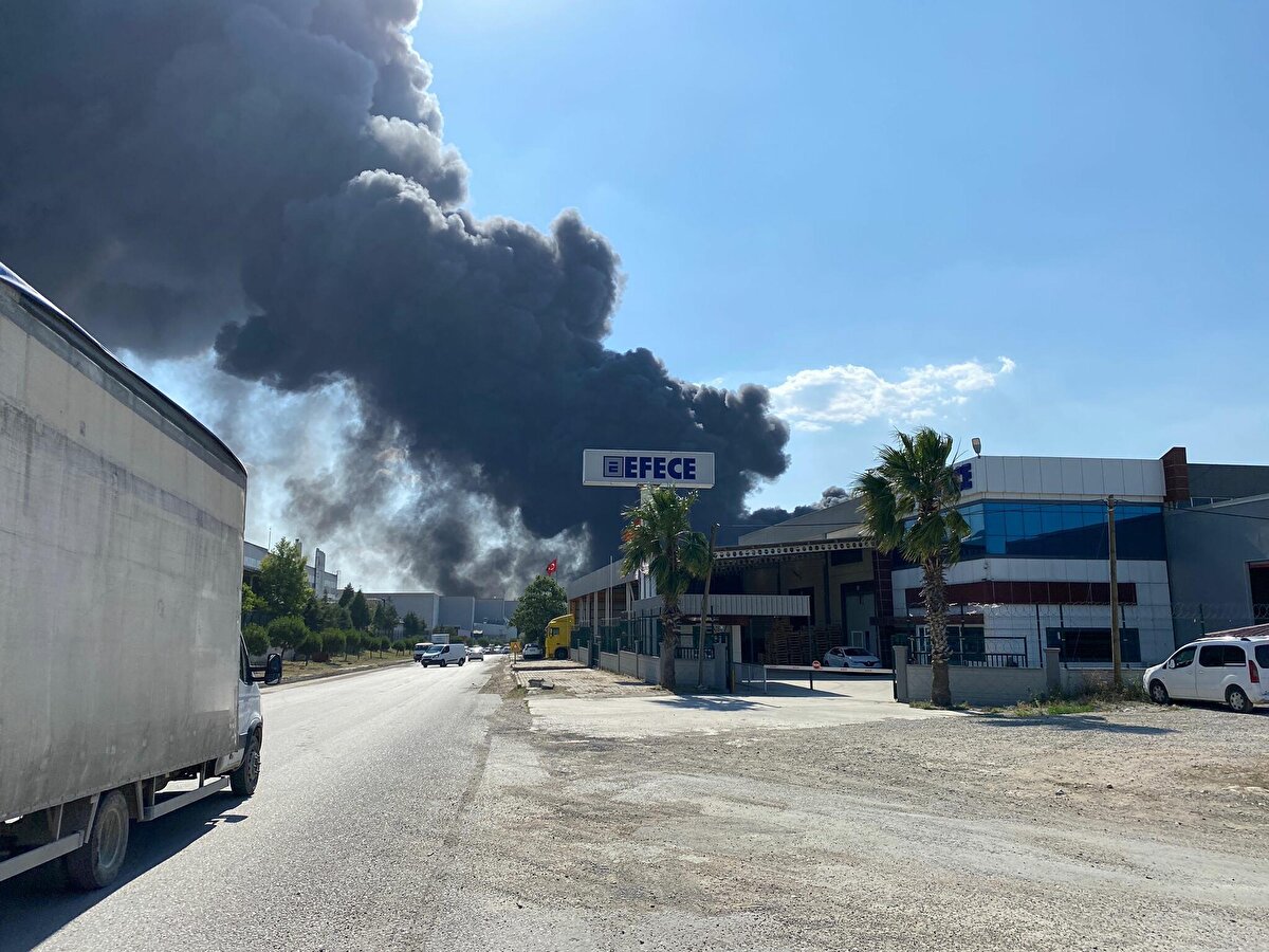 Ekipler alevlere havadan ve karadan müdahale ediyor.