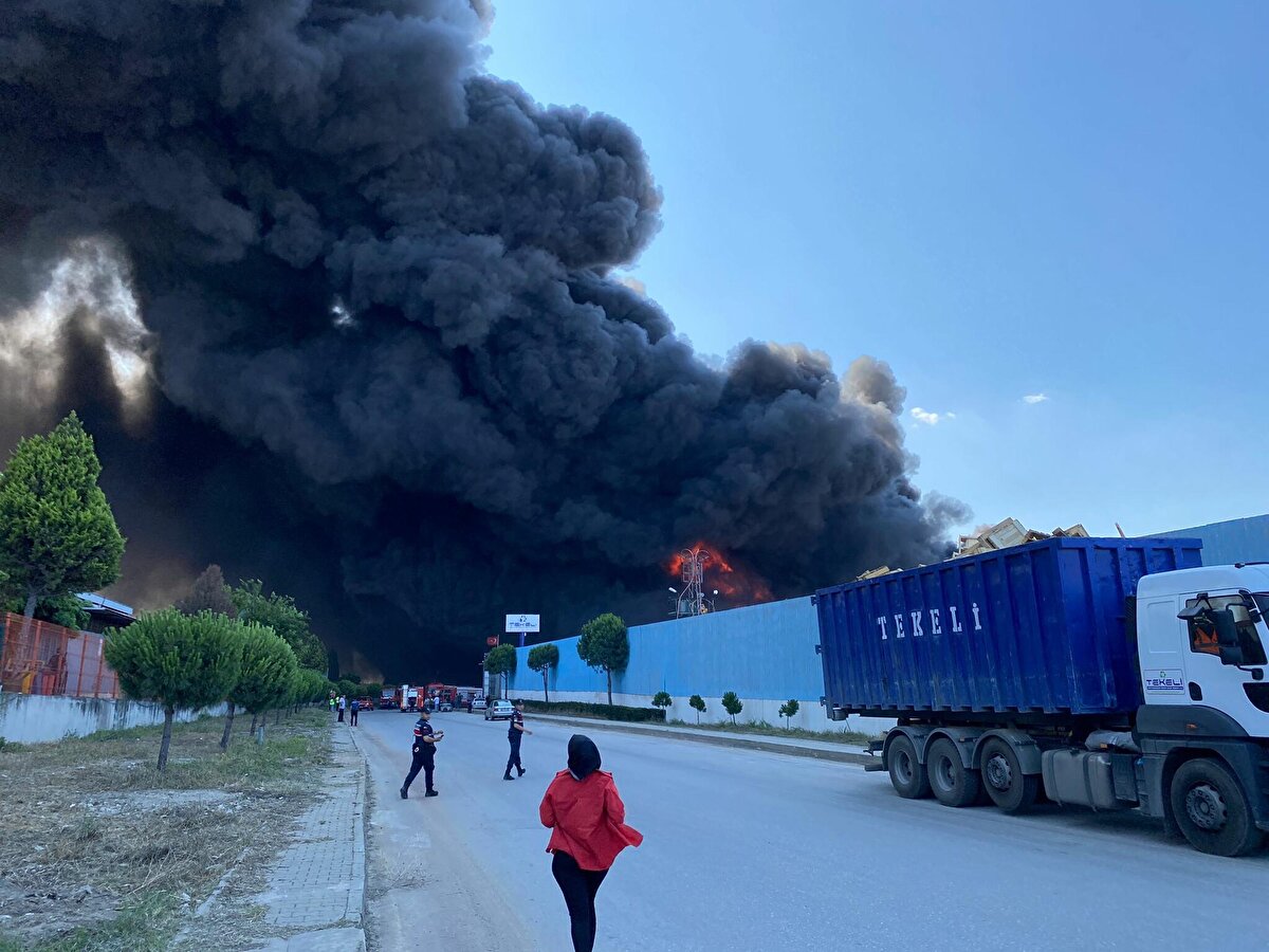 Zaman zaman patlama seslerinin de geldiği tesisten yükselen siyah dumanlar, kentin pek çok noktasından görüldü.