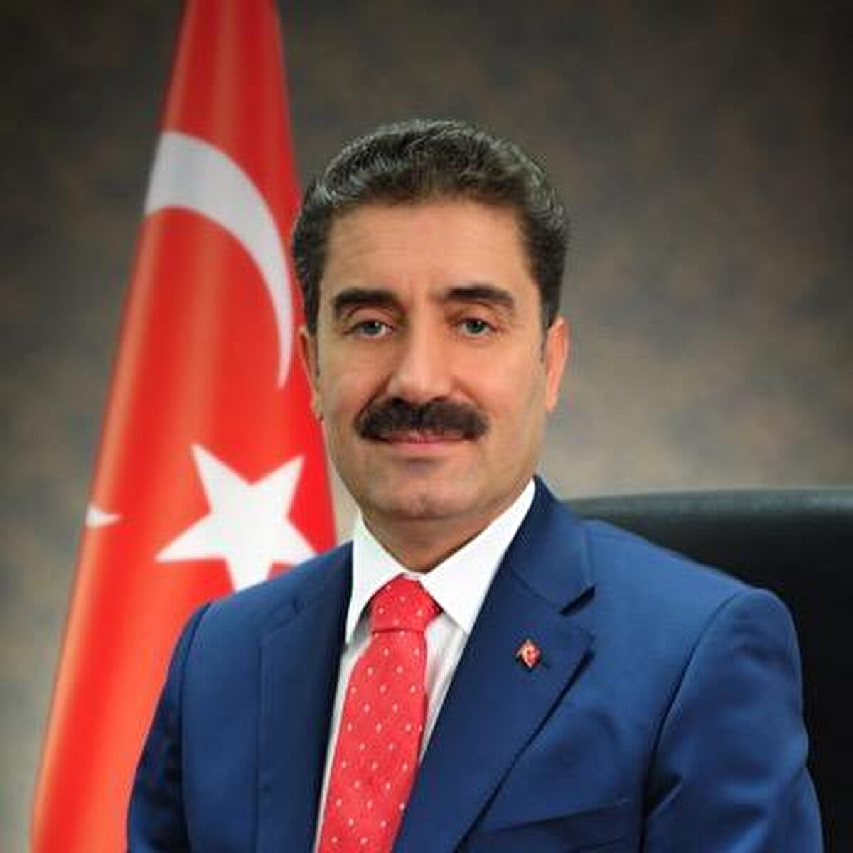 Abdullah Erdem Cantimur kimdir?<br><br>Abdullah Erdem Cantimur 1961'de Kütahya Simav’da doğdu. Lisans eğitimini Anadolu Üniversitesi Kütahya İdari Bilimler Yüksek Okulu’nda tamamladı.<br><br>1980'de Serbest Mali Müşavir olarak çalışmaya başlayan Cantimur, bir dönem Dumlupınar Üniversitesi Simav Meslek Yüksek Okulu'nda öğretim görevlisi olarak görev yaptı. Kütahya Serbest Muhasebeci Mali Müşavirler Odası’nda dört dönem Yönetim Kurulu üyeliğinde bulundu. <br><br>AK Parti Kurucu Yönetim Kurulu Üyesi olan Cantimur 22. Dönem'de Kütahya Milletvekili seçildi. <br><br>AK Parti Genel Merkez Teşkilat Başkan Yardımcılığı görevini yürütürken, 61 ve 62. hükümetlerde Maliye Bakan Yardımcısı olarak görev aldı.