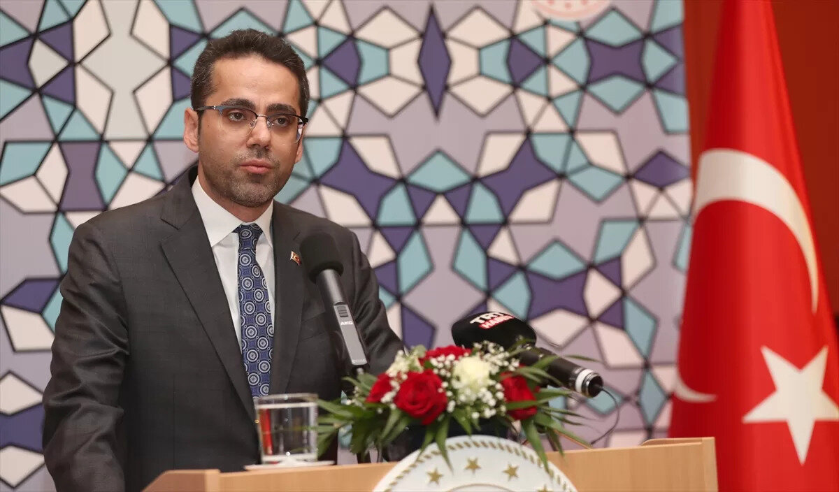 YASİN EKREM SERİM KİMDİR?<br><br>Girne Amerikan Üniversitesi Kamu Yönetimi ve Siyaset Bilimi Bölümünden mezun olan Serim, İngiltere’de University of Westminister’da Uluslararası İşletme Yönetimi alanında yüksek lisansını tamamladı, Harvard Kennedy School Müzakere ve İletişim Teknikleri eğitim programlarına katıldı.<br><br>Serim bugüne kadar Dışişleri Bakanlığı bünyesinde New York’da Birleşmiş Milletler Daimi Temsilciliği, Avrupa Birliği Bakanlığı, Başbakanlık ve Cumhurbaşkanlığı olmak üzere bürokraside farklı alanlarda görev aldı.<br><br>Dışişleri Bakanı Yardımcısı Serim, evli ve 2 çocuk babası.