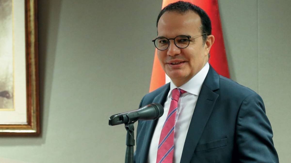 MEHMET KEMAL BOZAY KİMDİR?<br><br>1966 yılında Ankara’da doğan Mehmet Kemal Bozay Orta Doğu Teknik Üniversitesi İktisadi ve İdari Bilimler Fakültesi mezunudur. 1988'de Dışişleri Bakanlığı Personel Dairesi Başkanlığı'nda ve Körfez İslam Ülkeleri Dairesi'nde Aday Meslek Memuru olarak görev yapmış, ardından çeşitli diplomatik görevler üstlenmiş olup 2012-2016 yılları arasında Türkiye'nin Belgrad Büyükelçiliği görevini yürütmüştür. 2016 -2018 yılları arasında Dışişleri Bakanlığı Avrupa İşleri Müsteşar Yardımcılığını yürütmüştür.Eylül 2018 itibarıyla Türkiye'nin Avrupa Birliği Daimi Temsilcisi görevini sürdürmektedir. İngilizce bilen Bozay evlidir ve bir kızı vardır. <br><br>Dışişleri Bakanlığına 1989’da katılan Bozay, İran, Slovenya, Bosna Hersek’te çeşitli görevlerde bulunmasının ardından 1997-1999 yıllarında Bakan Özel Kalem Müdür Yardımcısı ve Bakan Özel Kalem Müdürü olarak görev yaptı. <br><br>1999-2003 yıllarında Birleşmiş Milletler (BM) Nezdinde Türkiye Daimi Temsilciliğinde müsteşar olarak görev alan Bozay, Ortadoğu Genel Müdür Yardımcılığı’ndaki çeşitli görevlerinin ardından Türkiye’nin Tel Aviv Büyükelçiliği’nde müsteşarlık ve Belgrad Büyükelçiliği görevlerini üstlendi. <br><br>2016-2018 yıllarında Avrupa ve AB İşlerinden Sorumlu Müsteşar Yardımcılığı görevini yürüten Bozay, 2019’dan bu yana Türkiye’nin AB Daimi Temsilciliği görevini yürütüyordu. 