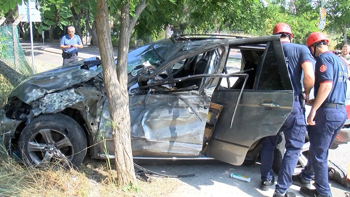  Çarpmanın etkisiyle içerisinde yolcu bulunan İETT otobüsü önce kaldırıma çıktı daha sonra ağaca çarparak durabildi. Cipte yolda savrularak kaldırıma çıktı. Kazada otobüs şoförü Gökhan Yıldız, yolculardan Aliye Pak, Aynur Güngör, Büşra Aksoy Ekşi yaralandı.