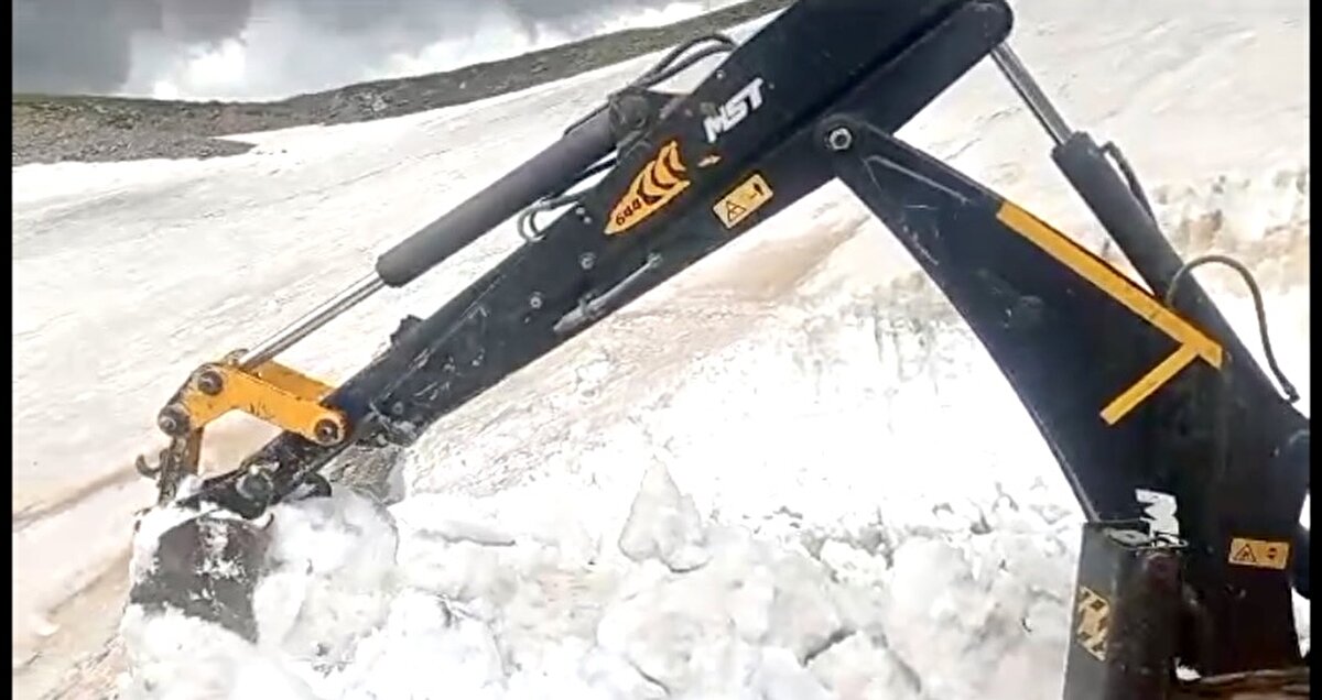 Hava sıcaklığının 10 derecenin altına düştüğü kent merkezinde dışarıda oturmak zorlaştı.<br><br>