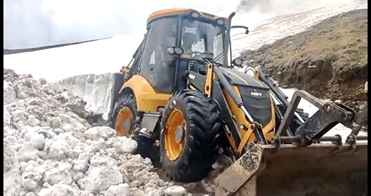 Ekipler en son Selim ilçesine bağlı Tuygun köyünün 2 bin 600 rakımlı yaylasının yolunu açtı.<br><br>