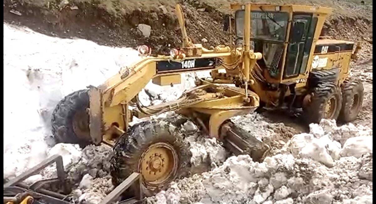 İl Özel İdaresi Ekip Şefi Sezai Yurdalan, her yıl aynı tarihte yüksek rakımlı yaylalarda çalışma yaptıklarını belirterek, amaçlarının köylülerin yaylalarına rahatlıkla ulaşmalarını sağlamak olduğunu söyledi.<br><br>