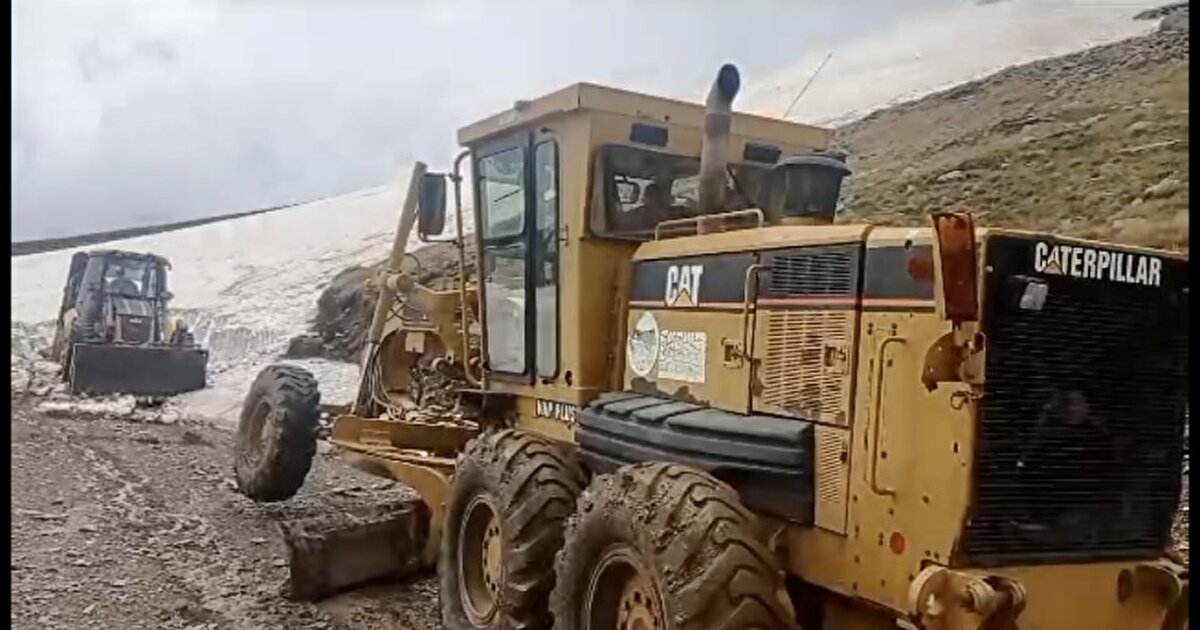 Vatandaşlar, akşam saatlerinde kışlık kabanlarıyla dışarı çıkabiliyor.<br><br>Yağmur ve soğuk hava sebebiyle bölge halkı, evlerinde vakit geçirmek zorunda kalıyor. Bazı kafelerde ise ateş yakılarak, müşterilerin ısınması sağlanıyor.