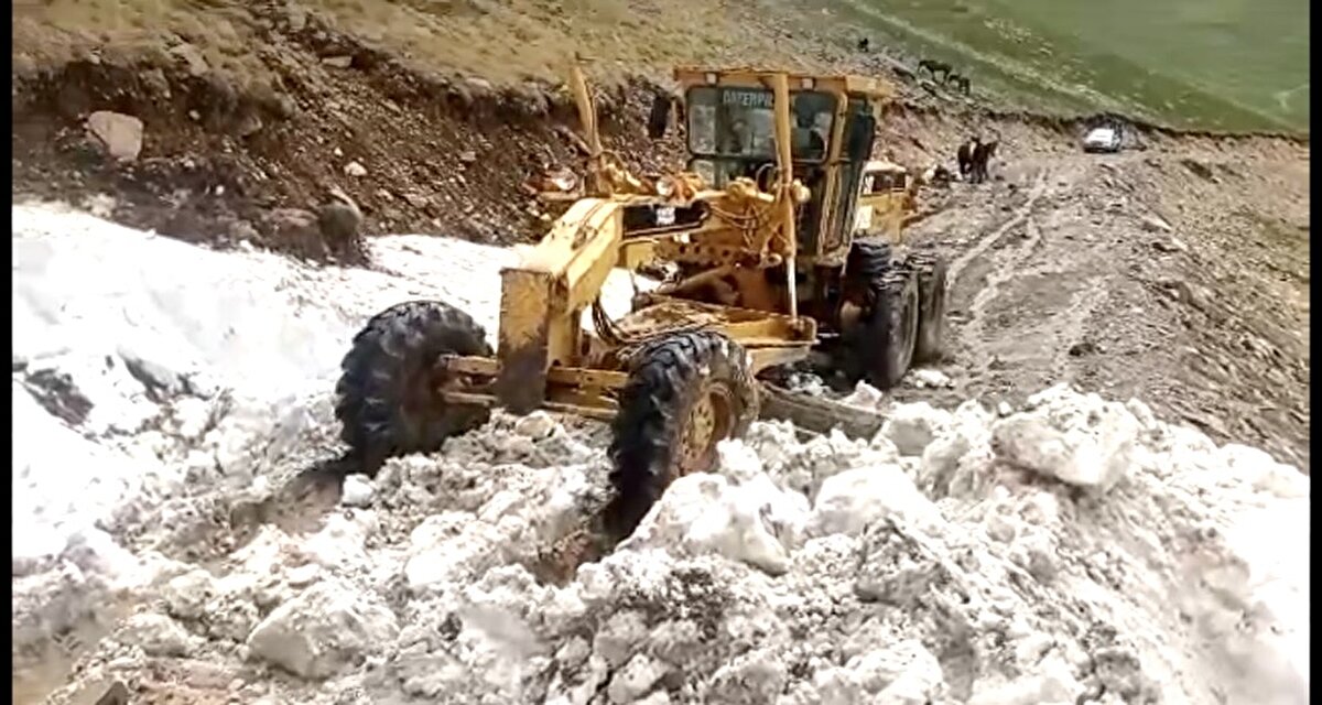 Yer yer kalınlığı 3 metreye ulaşan karı 2 günde temizleyen ekipler, yaylayı köylülerin hizmetine açtı.<br><br>