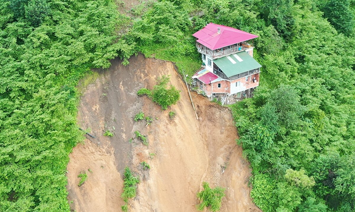 Yomra Belediye Başkanı Mustafa Bıyık, AA muhabirine, Ocak Mahallesi'nde heyelan nedeniyle 3 evin tedbir amacıyla boşaltıldığını söyledi.