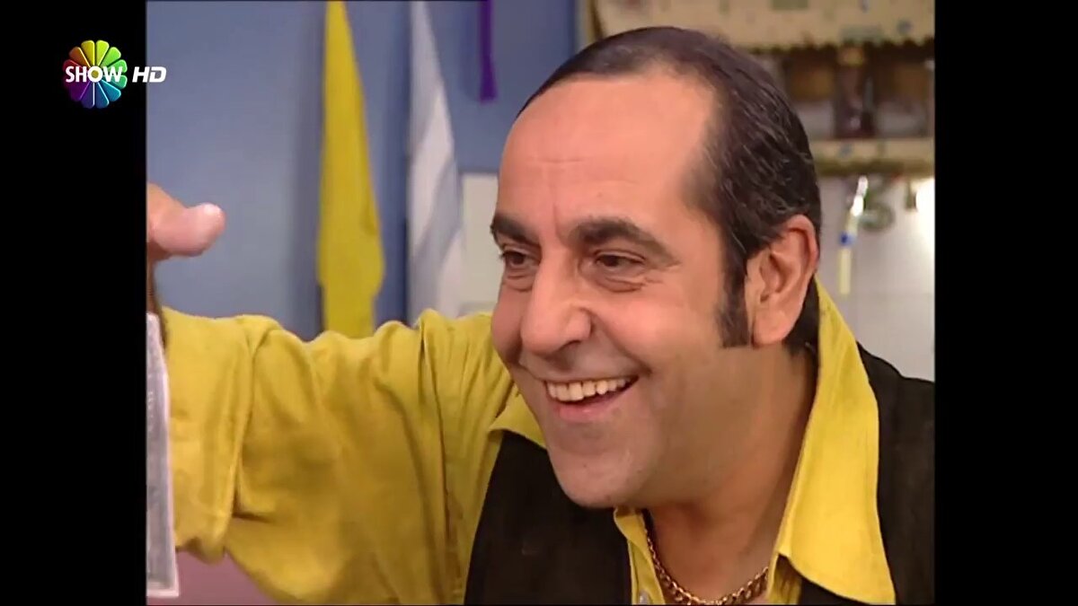 Doktor, nefes alma güçlüğü çeken hastanın boğazından soluk borusuna bir tüp yerleştirerek ciğerlere hava girip çıkmasını kolaylaştırır.