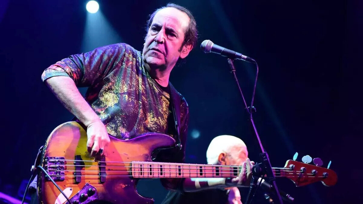 Değerli sanatçımız Özkan Uğur‘a acil şifalar diliyorum.