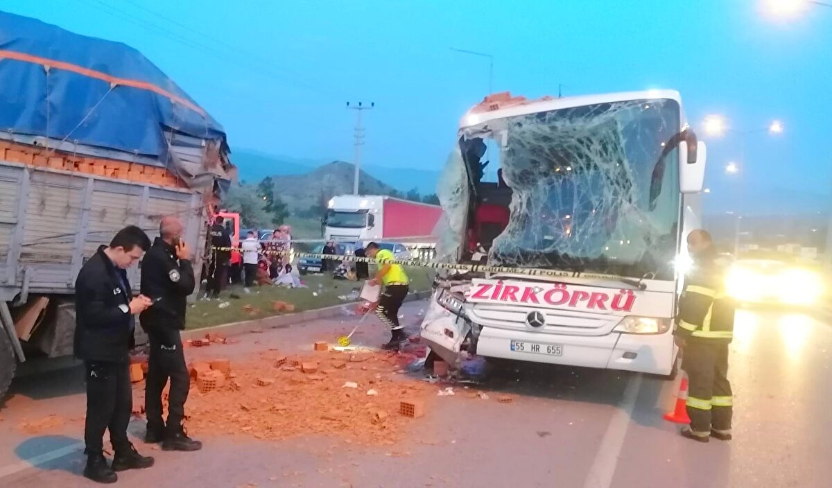 Kazada otobüste bulunan Abdulaziz Demir (12) hayatını kaybetti; şoför Erdoğan Türker, yolcular Hüseyin Balak, Furkan Çataloğlu, Ege Uygun, Evrim Uygun, Yasin İnan, Aziz Demir, Erkan Ünal ve Hatun Kozak yaralandı.