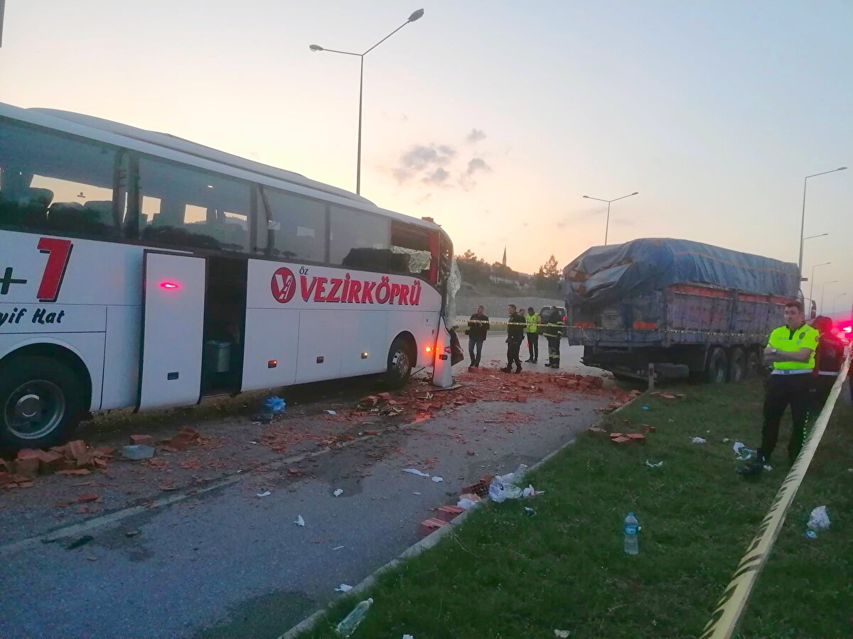 Çevredekilerin ihbarı üzerine kaza yerine polis ve sağlık ekipleri sevk edildi.