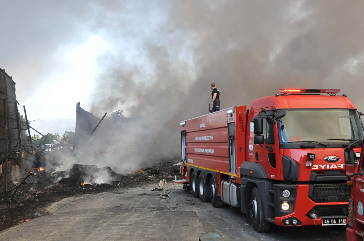 'NEDENİ HENÜZ BELİRLENMEDİ'<br>Yangının çıkış nedeni üzerinde durduklarını ve henüz sebebinin belirlenemediğini dile getiren İnal, "İlk yangın plastik ürünlerin olduğu alanda çıkmış. Yangın, çok fazla köpük ve petrol kimyevi malzemelerin yer aldığı yığında statik elektrikten çıkmış olabilir. Oradaki çalışanlar da yangının birden büyüğünü söylediler. Yangın çıkınca kendilerini dışarıya zor atmışlar, bazı çalışanları da biz çıkardık. Şu an alevleri bastırdık, soğutma işlemi var. Tahminimizce 1,5 gün sürebilir. Çünkü 3 katlı bina büyüklüğünde bir malzeme yığılmış, plastik olduğundan üzeri eriyip tabaka yapıyor ve alt tarafı yanmaya devam ediyor. Müdahalemiz sürüyor" diye konuştu.