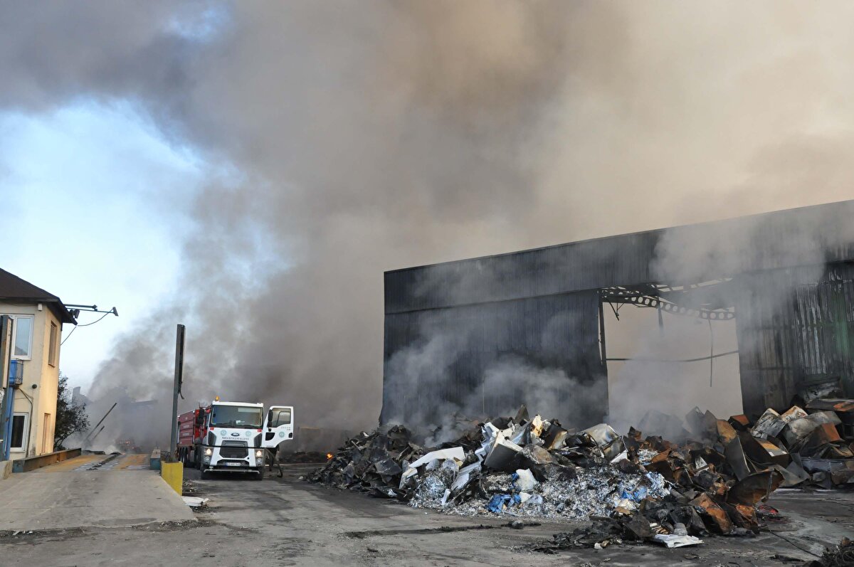 'YANGIN KONTROL ALTINDA'<br>Manisa Büyükşehir Belediyesi İtfaiye Dairesi Başkanı Gürhan İnal, yangına ilişkin gelişmeleri anlattı.