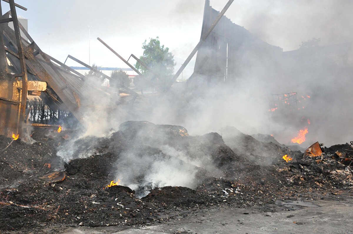 Zaman zaman patlama seslerinin de geldiği tesisten yükselen siyah dumanlar, kentin pek çok noktasından görüldü.