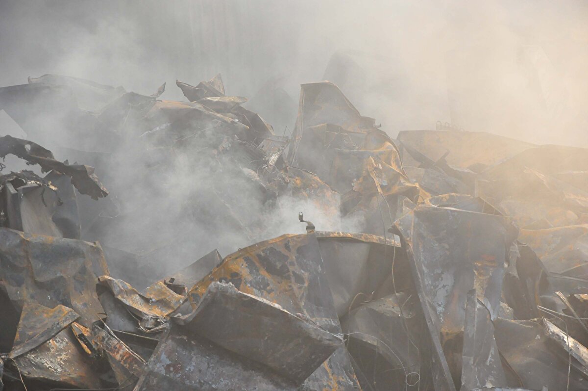 Ekipler alevlere havadan ve karadan müdahale etti. Bu arada geri dönüşüm tesisi çevresinde toplanan ve söndürme çalışmalarını izleyenler, tedbir amacıyla bölgeden uzaklaştırıldı.
