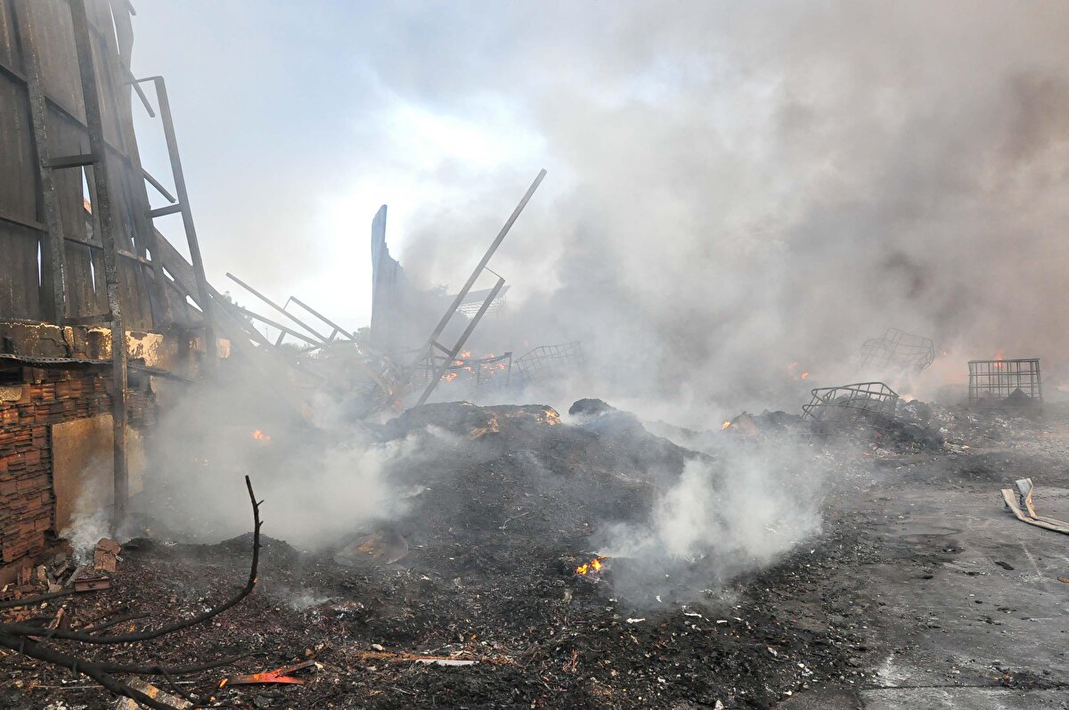 İhbar üzerine bölgeye itfaiye, Manisa İl Afet ve Acil Durum Müdürlüğü (AFAD), Güvenlik ve Acil Durumlar Koordinasyon Merkezi Başkanlığı (GAMER) ve sağlık ekipleri ile Orman Genel Müdürlüğü'ne ait 3 yangın söndürme helikopteri sevk edildi