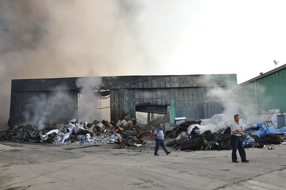 Depodaki plastik ve kimyasal atıkların alev almasıyla çıkan yangın, tesise de sıçradı.