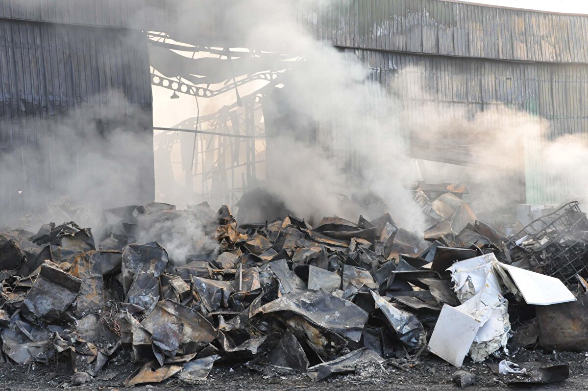 Yaklaşık 17 saattir süren yangının, saat 09.30 sıralarında kontrol altına alındığına değinen İnal, "Yangın şu an kontrol altına alınmış vaziyette, itfaiye ekiplerimiz yangını çevrelemiş durumda. Büyük kepçeler istedik. Kepçelerle içeri girip, yığılı malzemeyi çekip, soğutarak devam edeceğiz. Uzun bir yangın olacak. Öyle gözüküyor. Çünkü içeride 1,5 yıllık birikmiş malzemeler gözüküyor. Çok ve yığılı olduğu için araçlarım dahi giremedi. Geceden beri yoğun bir şekilde çalışıyoruz. Şu an da soğutma çalışmalarım devam ediyor" dedi.