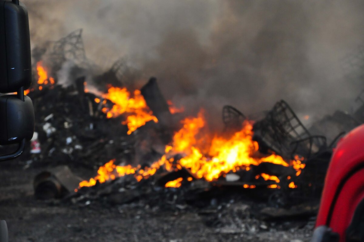 85 dönümlük arazi üzerine kurulu tesisin tamamı yanarken, itfaiyenin dikkati sayesinde, yüzlerce tavuk ve horoz yanmaktan kurtuldu. Ekipler, yangının ulaştığı kümesteki 350'ye yakın tavuk ve horozu, kırdığı duvardan tahliye etti, 1 tavuk öldü. Tavuklar, tesis çalışanları tarafından şirkete ait araçlarla güvenli bölgeye götürüldü. Yangının büyüklüğü, gün ağarınca ortaya çıktı, binlerce tonluk geri dönüşüm ürünü küle döndü.