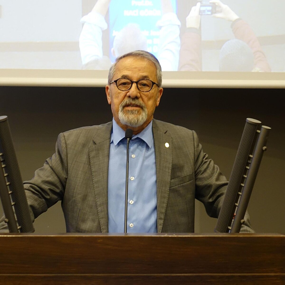 'BÜYÜKÇEKMECE, KÜÇÜKÇEKMECE, ESENYURT, FATİH, ZEYTİNBURNU'<br><br>Prof. Dr. Naci Görür, İBB'nin yaptığı çalışmaya ilişkin, “Bu doğru bir teşhistir. Avrupa Yakası zemin itibarıyla, jeolojik formasyonlar itibarıyla deprem kaynağı ile olan ilişkisine göre Asya yakasından daha fazla zarar göreceği de bir gerçektir. Bu da bize gösteriyor ki İstanbul'u bir an önce deprem dirençli hale getirmek için çalışmaların başlanması, yürütülmesi gerekir. İBB'nin bu çalışmasına katılıyorum. İstanbul'da deprem gözetildiği zaman en fazla dikkat edilecek, özen gösterilecek ilçeler arasında Büyükçekmece, Küçükçekmece, Esenyurt ve bu tarihi yarımada Fatih o yöreler Zeytinburnu var. Şimdi burada tabii önemli olan buraların deprem dirençli hale getirmek için gerekli çalışmaların ve hemhal bir an önce başlatılması gerekir. Neden bu bölgeler daha fazla hasar alır? Çünkü bu bölgede demin dediğim gibi zemin, çok göreceli olarak iyi durumda değil. Keza bu bölgede zeminden dolayı diyelim kayma, göçme, sıvılaşma depremin büyük etkisini arttırma olayları yaygın olabilir. Bu bölgelerde, onun için böyle zeminlerde depremin bir anlamda zararını arttıran birimlerin olduğu yerde tabii ki depremin şiddeti de fazlalaşıyor. Depremin şiddeti fazla olunca yıkım fazlalaşıyor" dedi.<br><br>