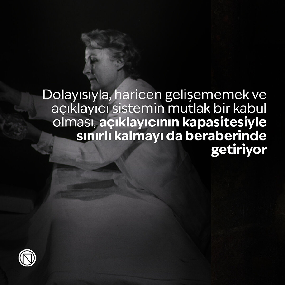 Dolayısıyla, haricen gelişememek ve açıklayıcı sistemin mutlak bir kabul olması, açıklayıcının kapasitesiyle sınırlı kalmayı da beraberinde getiriyor
