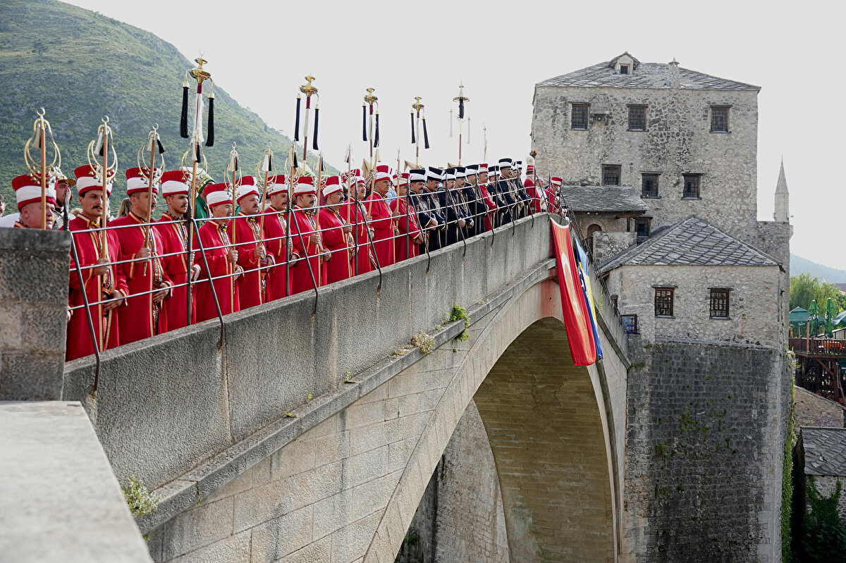 Mehter takımına Bosna Hersekliler ve turistler yoğun ilgi gösterdi.