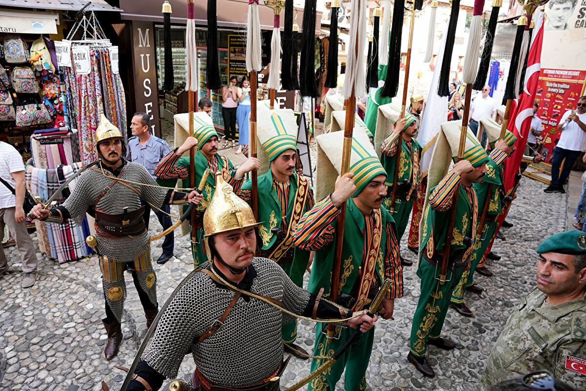 Mostar Yunus Emre Enstitüsü binasında yürüyüşe başlayan Mehterân Birliği, tarihî çarşı içerisinden geçerek tarihî Mostar Köprüsü'ne geldi.