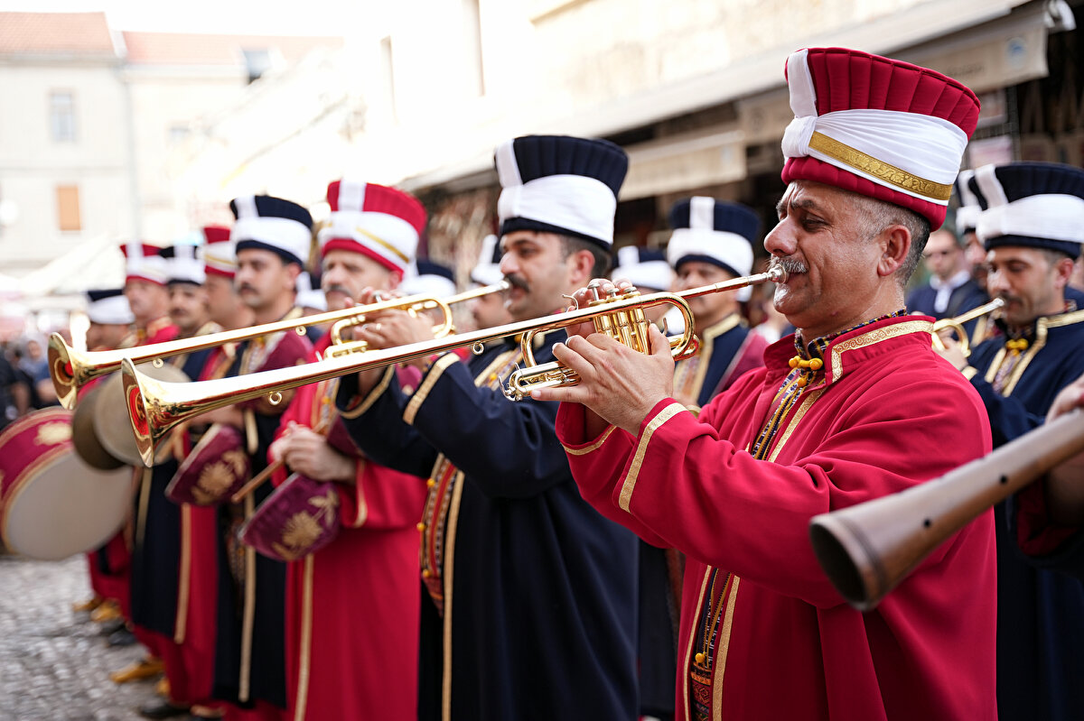 Mehterân, Neretva Nehri üzerinde bulunan Mostar Köprüsü'nde "Genç Osman Marşı", "Plevne Marşı" ve "Hücum Marşı" gibi eserleri seslendirdi.