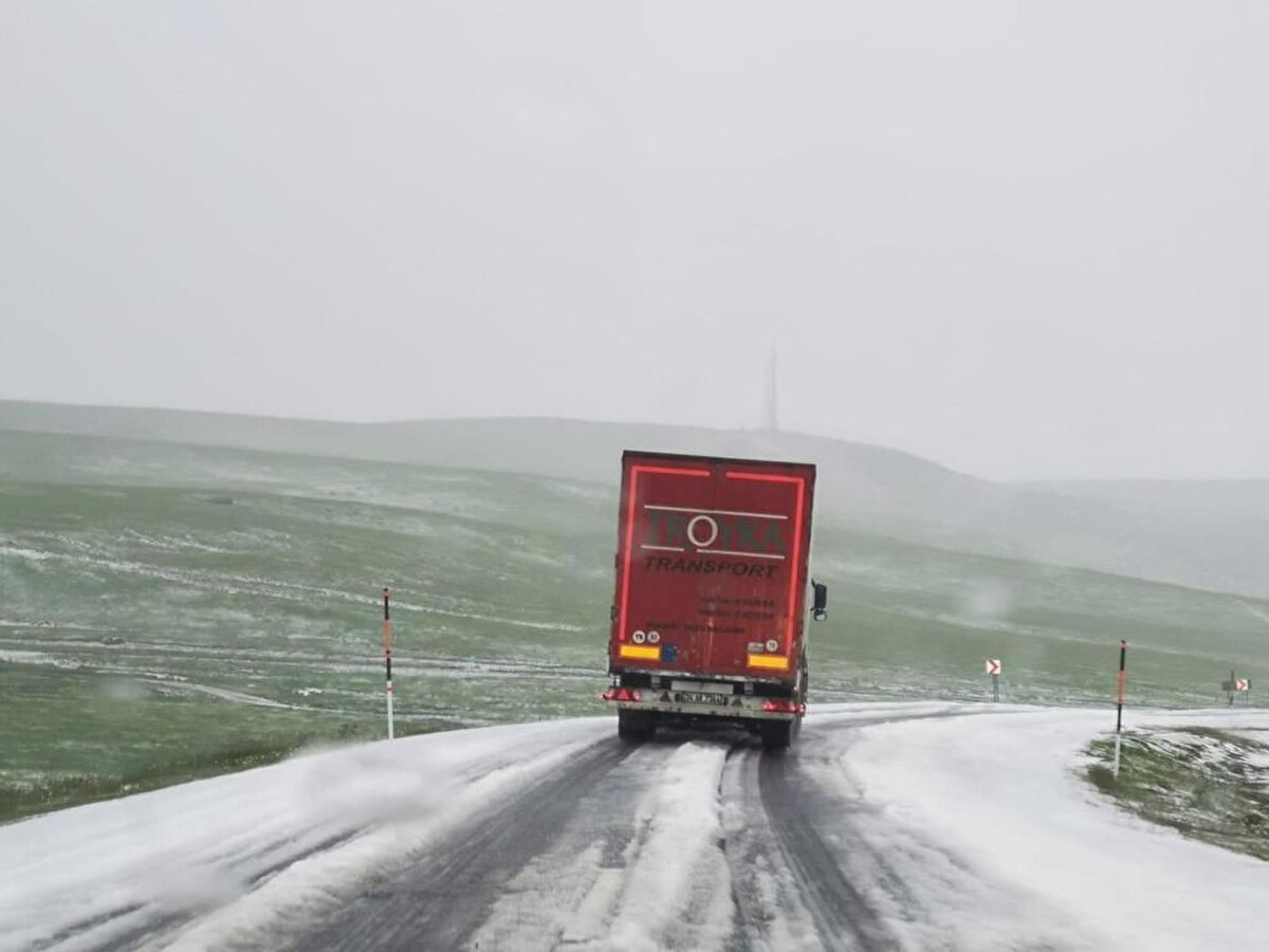 Beyaza bürünen güzergahta, kar yağışına hazırlıksız yakalanan sürücüler zor anlar yaşadı.<br><br>