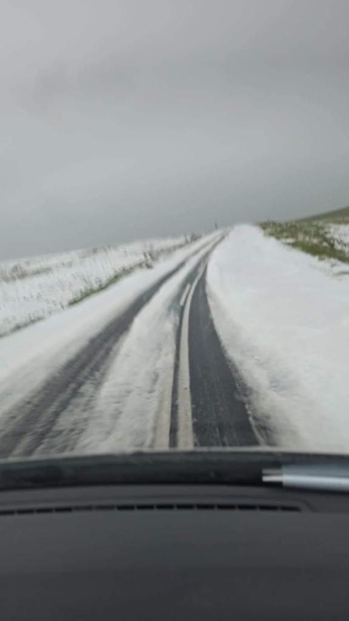 Özellikle uluslararası taşımacılık yapan tır sürücülerinin yoğun kullandığı geçitte, Karayolları ekipleri kar temizleme ve tuzlama çalışması başlattı.<br><br>
