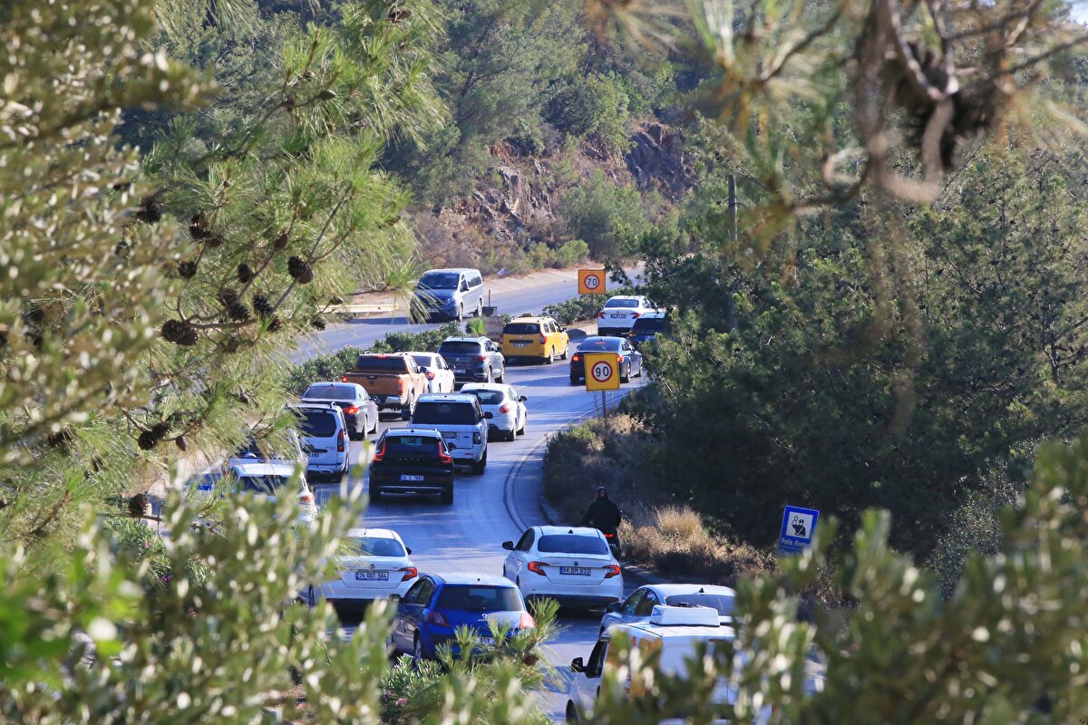 Bu arada, trafik ekiplerinin yanı sıra uygulama noktasında görev yapan polisler, şüphe üzerine durdurdukları araçlarda arama gerçekleştirdi.<br><br>