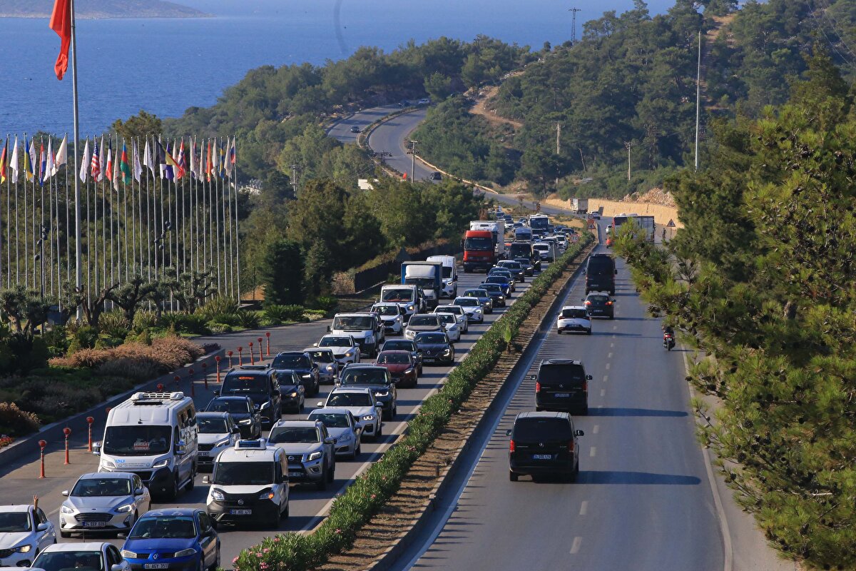 Öğle saatlerinde Yokuşbaşı mevkisinde trafikte aksamalar yaşandı.<br><br>