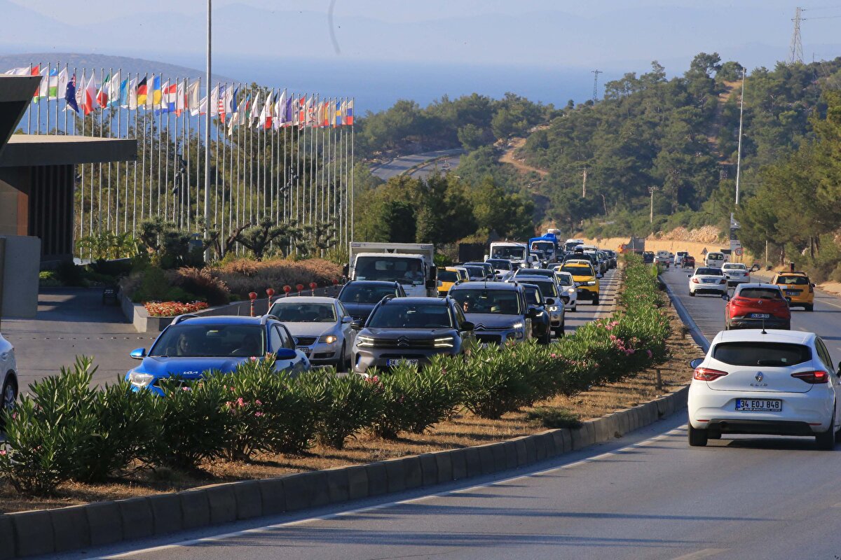 Öte yandan, İlçe Emniyet Müdürlüğünce bayram tatili boyunca görev yapacak ekip sayısının artırıldığı, belirli kavşaklarda trafik akışının rahat sağlanması için görevlendirmelerin yapıldığı ve uygulama noktalarında kontrollerin süreceği belirtildi.<br><br>
