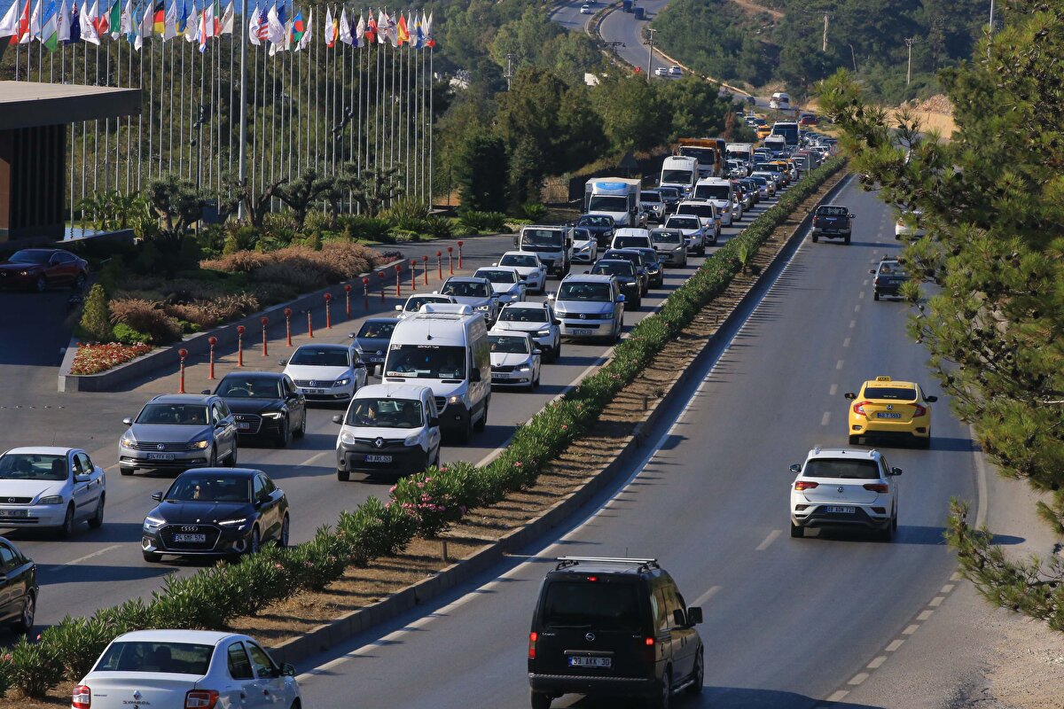 Bayram tatiline gelenler nedeniyle ilçe merkezine yakın kesimlerde uzun araç kuyrukları oluştu.<br><br>