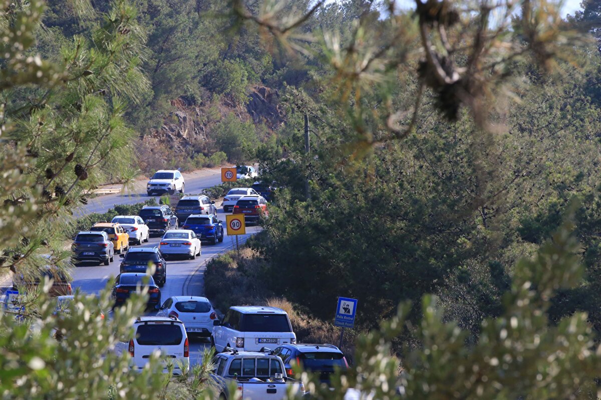 Emniyet Genel Müdürlüğüne bağlı polis helikopteri de öğle saatlerinden itibaren Bodrum üzerinde uçuş yaparak trafik yoğunluğunu gözlemledi.<br><br>