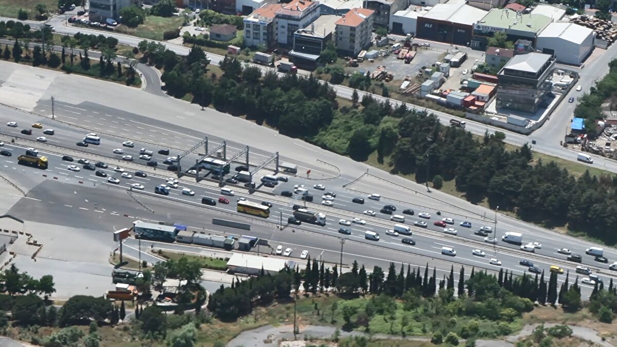 Kuzey Marmara Otoyolu Kocaeli İl sınırındaki kontrol noktasına gelen Acil Sağlık Hizmetleri Başkan Yardımcısı Dr. Nurgül Çiğdem, "Hava ambulansımız, 112 kara ambulansımız, motorize ekibimiz, UMKE aracımız ve UMKE Atak aracımız hazır bulunmakta. Olası bir felaket karşısında hızlı bir şekilde müdahale edip en uygun hastaneye yönlendirebilmek için ekiplerimiz bayram boyunca yoğun zamanlarda buralarda bulunacak." dedi.<br><br>