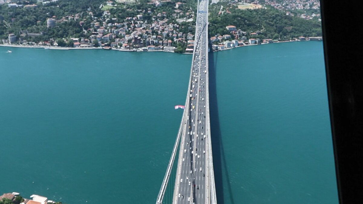 Ekipler, trafiğin yoğun olduğu bölgeler başta olmak üzere il genelinde trafik kurallarını ihlal edenleri de tespit etti.<br><br>