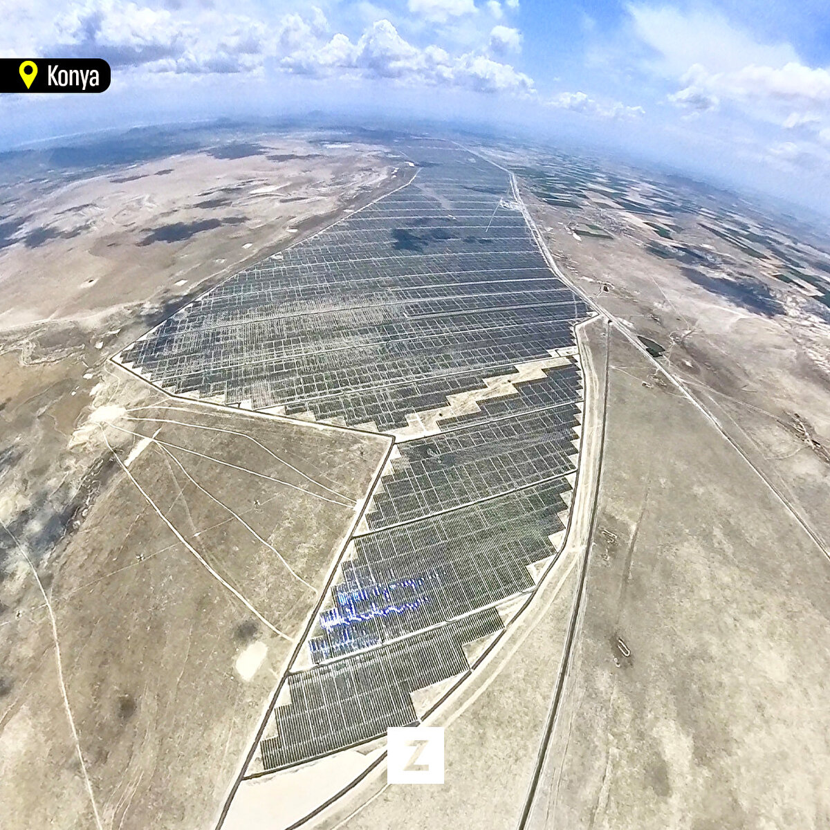 Konya'nın Karapınar ilçesinde kurulan, 2 bin 800 futbol sahası büyüklüğündeki Karapınar Güneş Enerjisi Santrali (GES), yamaç paraşütü pilotu tarafından aksiyon kamerasıyla görüntülendi.<br>